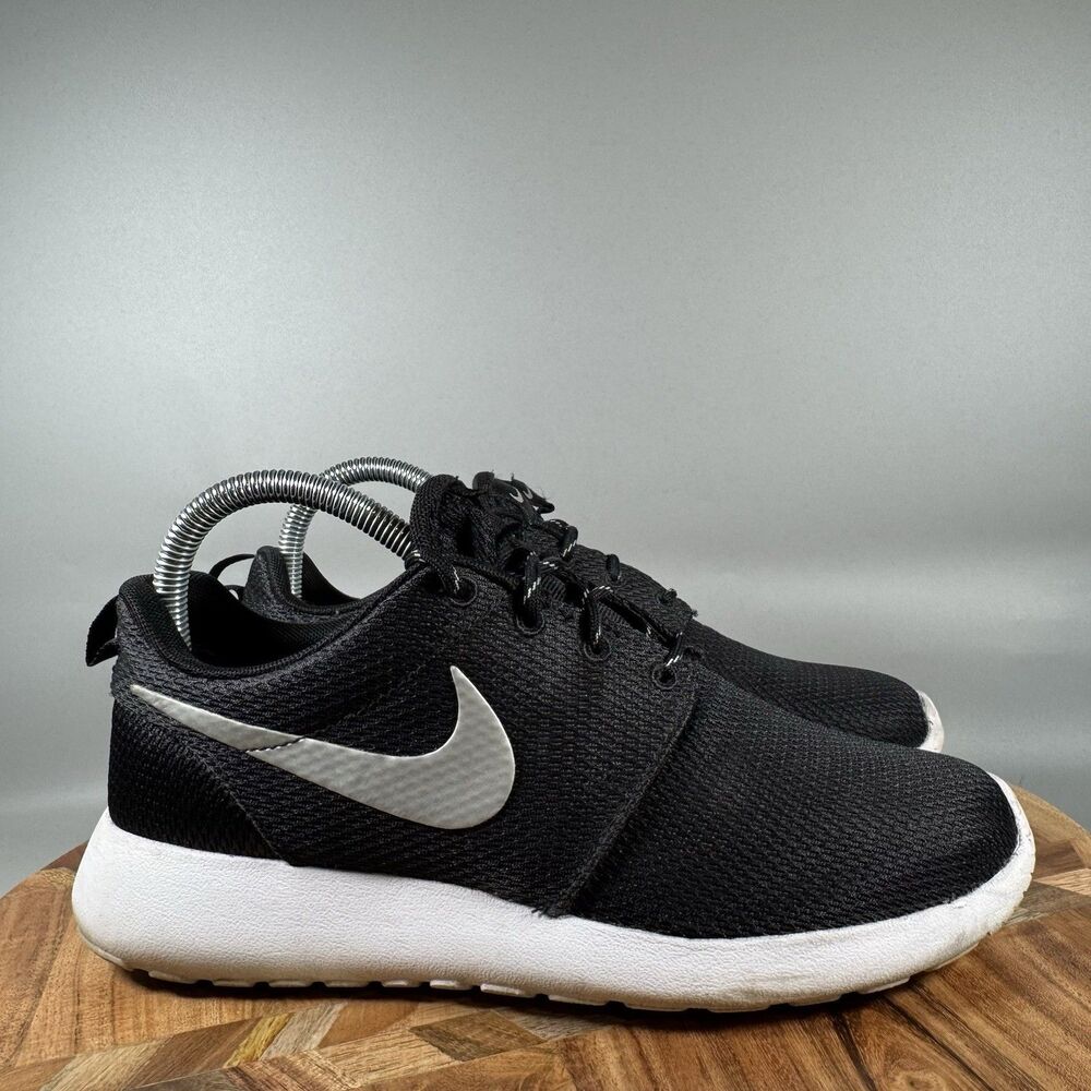 Nike Womens 7.5 Roshe run 511882-094 Black White Lace Up Low Top Running Shoes